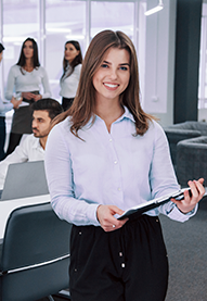 Mujer empresaria sonriendo 